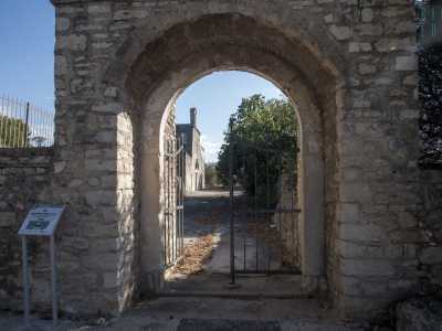 Ad accoglierci � un arco in pietra a tutto sesto...